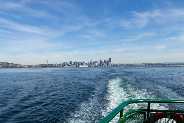 вид на горизонт сиэтла из пьюджет-саунд - ferry seattle washington state cruise ship стоковые фото и изображения