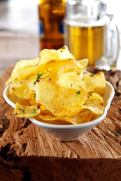 감자, 감자 칩, 미세 절단 감자 튀김, 감자 칩과 맥주 - appetizer bowl potato chip condiment 뉴스 사진 이미지