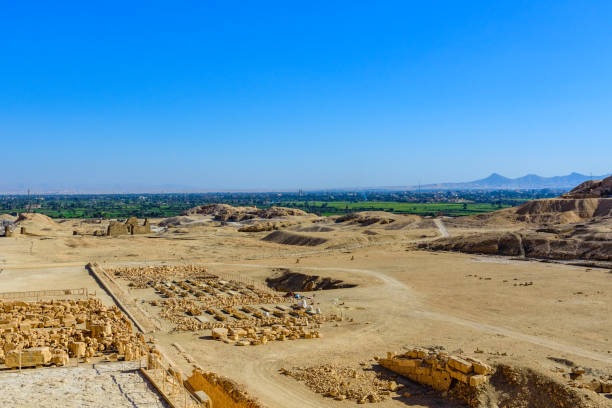 archäologische stätte in der nähe des tempels von hatschepsut in luxor, ägypten. grüne landschaft im hintergrund - 3694 stock-fotos und bilder