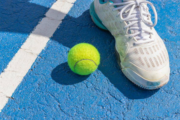 palla da tennis e sneaker bianca - tennis baseline fun sports and fitness foto e immagini stock