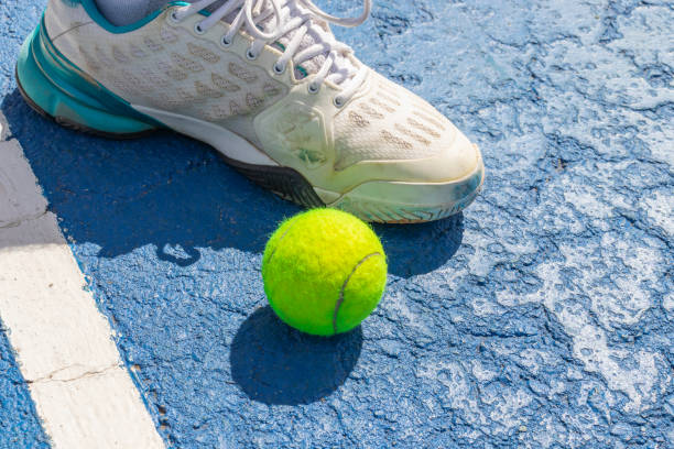 palla da tennis e sneaker bianca - tennis baseline fun sports and fitness foto e immagini stock