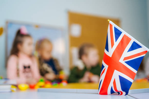 apprenez l'anglais. enfants de l'école. l'éducation au royaume-uni. drapeau de grande-bretagne. - angleterre photos et images de collection