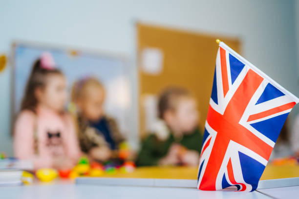 英語を学ぶ。学校の子供たち。イギリスの教育。イギリスの国旗。 - イングランド ストックフォトと画像
