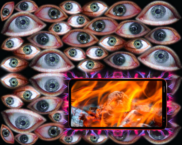 concepto de seguridad informática: su teléfono está mirando por su vida. muro de fuego sobre el fondo de fantasía de muchos ojos humanos. - protection fire concepts visual screen fotografías e imágenes de stock