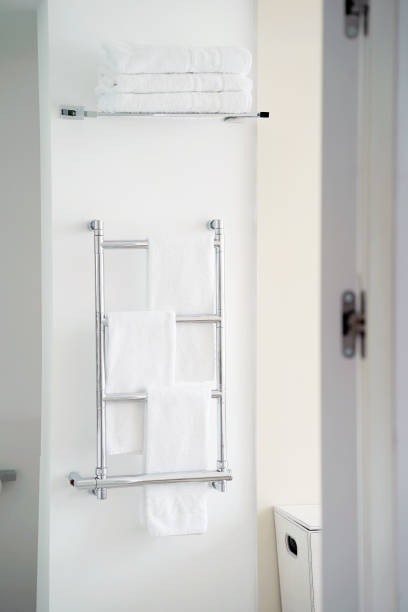 toallero cromado en el baño - towel hanging bathroom railing fotografías e imágenes de stock