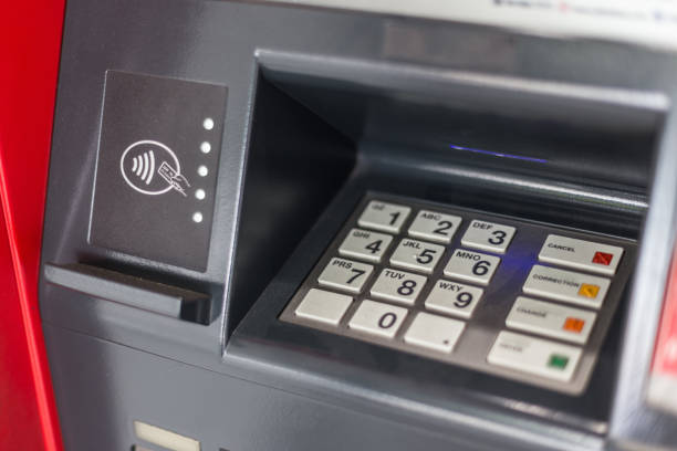 selektywne ustawianie ostrości klawiatury na atm - skimmer zdjęcia i obrazy z banku zdjęć