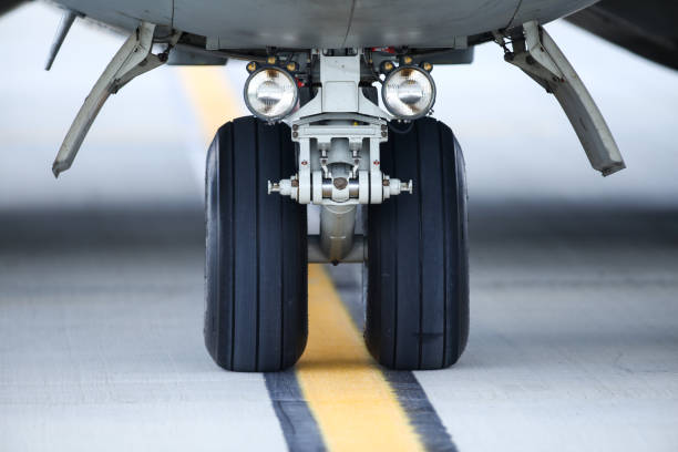 details zum fahrwerk eines militärischen frachtflugzeugs. - airplane cockpit taking off pilot stock-fotos und bilder