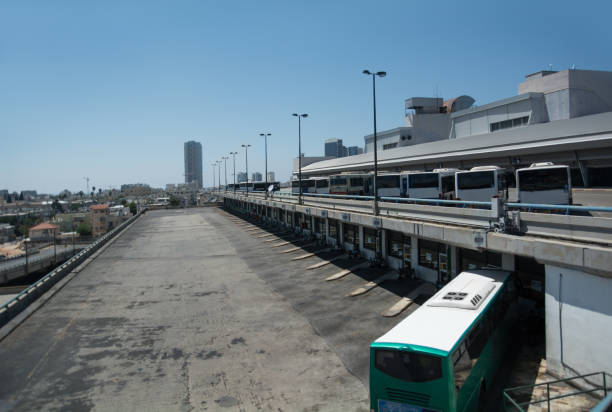 gare centrale de bus, tel aviv, vue extérieure - tel aviv israel skyline traffic photos et images de collection