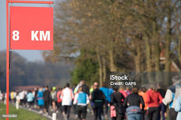 Corridori Superare Le 8 Chilometri Di - Fotografie stock e altre immagini di Chilometro - Chilometro, Maratona, Albero