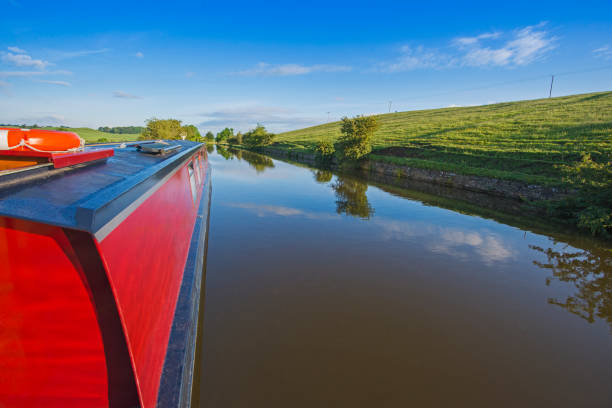 barco estrecho en un canal británico en un entorno rural - canal narrow boat nautical vessel england fotografías e imágenes de stock