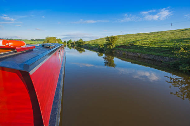 barca stretta su un canale britannico in ambiente rurale - canal narrow boat nautical vessel england foto e immagini stock
