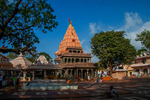 vista exterior del templo mahakaleshwar, ujjain, madhya pradesh, india - madhya fotografías e imágenes de stock