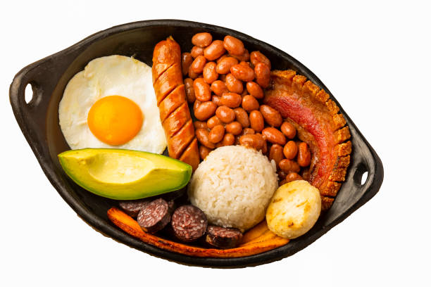 bandeja paisa, типичное блюдо в регионе антиокенья в колумбии. он состоит из чичаррон (жареный свиной живот), черный пудинг, колбаса, арепа, фасоль,  - bandeja paisa стоковые фото и изображения