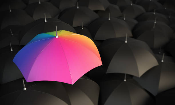 paraguas arco iris destacando de la multitud - rainbow umbrella descriptive color multi colored fotografías e imágenes de stock