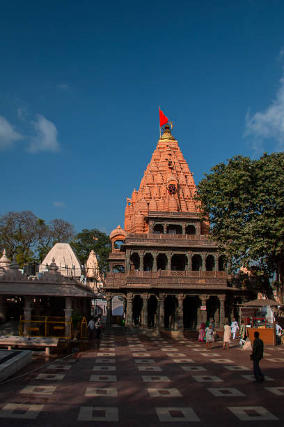 vista exterior del templo mahakaleshwar, ujjain, madhya pradesh, india - madhya fotografías e imágenes de stock