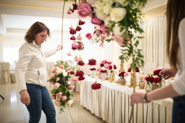 wszystko jest prawie gotowe na ceremonię ślubną - home decorating dining room indoors dining zdjęcia i obrazy z banku zdjęć