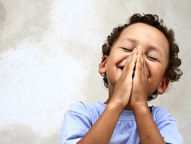 little boy praying to god - black backgound imagens e fotografias de stock