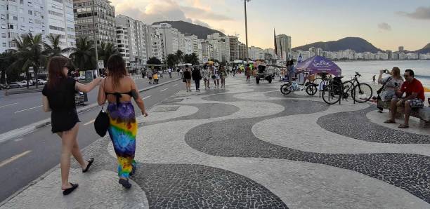 plaża copacabana w rio de janeiro brazylia w tym ludzie, budynek sceny zewnętrznej - brazil beach copacabana beach recreational pursuit zdjęcia i obrazy z banku zdjęć