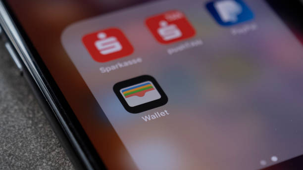 мангейм, баден-вюртемберг / германия 07 12 2019 кошелек app на дисплее apple iphone xs - apple computers стоковые фото и изображения