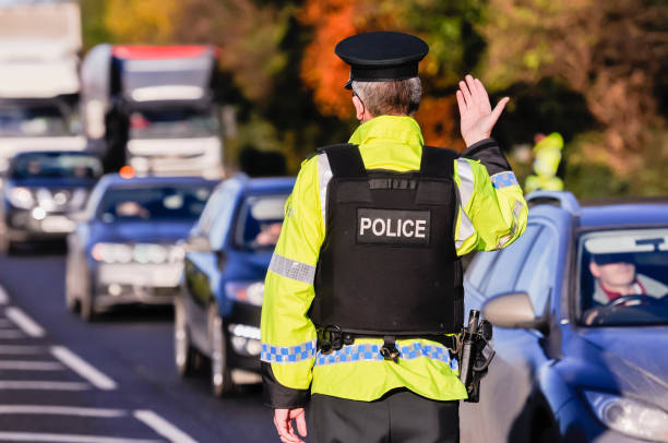 psni annoncer de nouveaux pouvoirs pour arrêter au hasard les conducteurs et effectuer des tests d'alcootest de conduite en état d'ébriété, irlande du nord. - traffic cop photos photos et images de collection