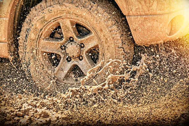 offroad-rennen - sports utility vehicle 4x4 car mud stock-fotos und bilder