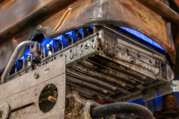 vue latérale de chaudière de gaz de cuivre - gas boiler water heater flame exploding photos et images de collection