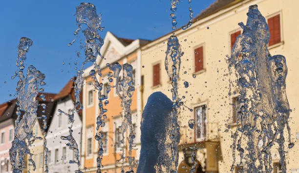 Efeding - Austria Fountain with the beautiful old houses of Eferding in the background. Eferding is a small city in Upper Austria with about 4150 inhabitants and is the third oldest city in Austria (since 1222). eferding district stock pictures, royalty-free photos & images