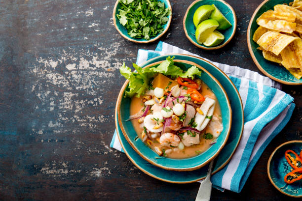 ceviche sebiche peruviana. sebiche di pesce e frutti di mare peruviani con mais - perù foto e immagini stock