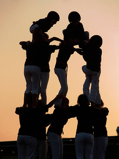 2 castell - castellers fotografías e imágenes de stock