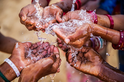 Pobres niños indios pidiendo agua dulce, India photo