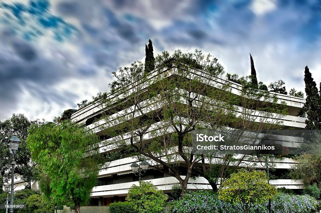 Apartmentgebäude n Zentrum von Athen Stadt mit grünen Bäumen unter einem dramatischen Himmel in Bewegung. - Lizenzfrei Immobilie Stock-Foto