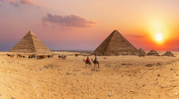 panorama de coucher du soleil des grandes pyramides de gizeh, egypte - tourist egypt pyramid pyramid shape photos et images de collection