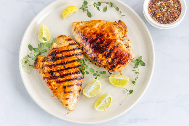 gegrillte hühnerbrust direkt über foto - char grilled fotos stock-fotos und bilder