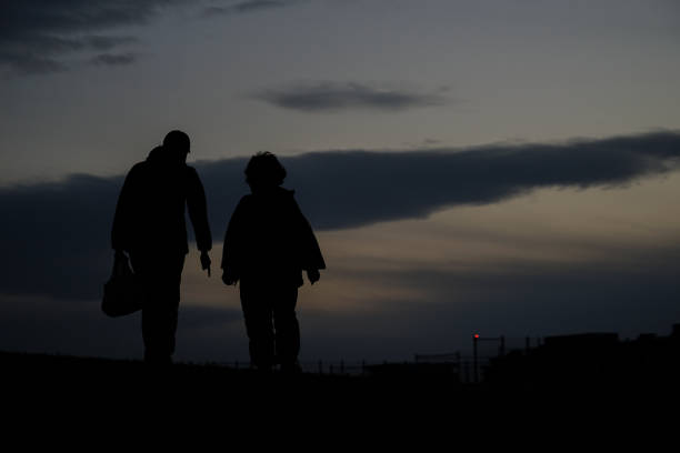 Parent and child silhouette standing in the sunset of the hill Parent and child silhouette standing in the sunset of the hill. Shooting Location: Chofu, Tokyo 月 stock pictures, royalty-free photos & images