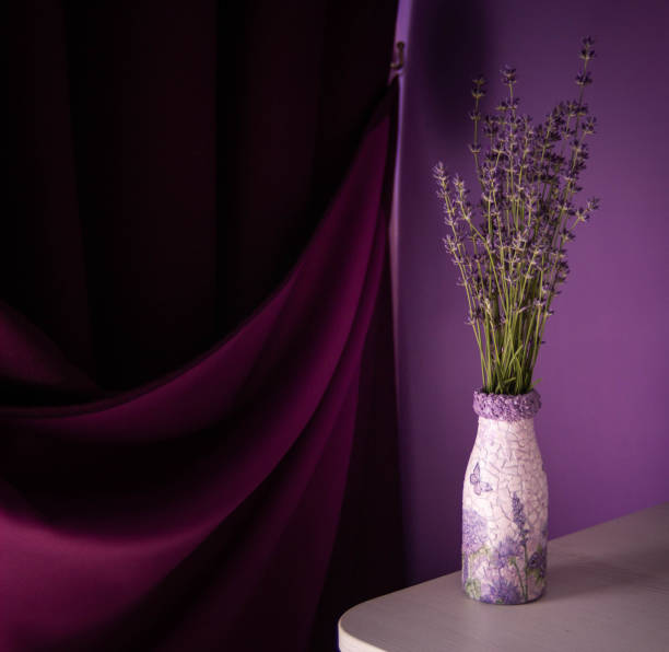 テーブルの上の花瓶のラベンダー。紫色のカーテンと紫の壁の背景。 - lavender dried plant lavender coloured bunch ストックフォトと画像