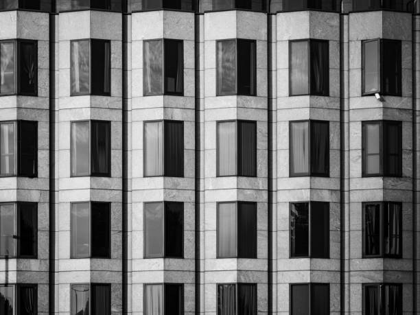 une image abstraite des fenêtres angulaires sur un bâtiment moderne - london store photos et images de collection