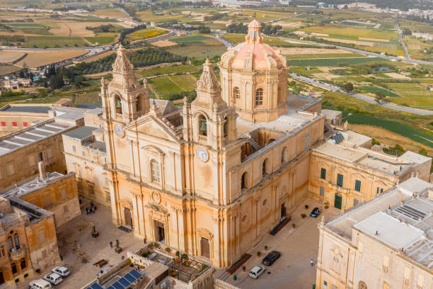 catedral de san pablo en la ciudad de mdina rodeada por una fortaleza calles estrechas, vista aérea. - sky sea town looking at view fotografías e imágenes de stock