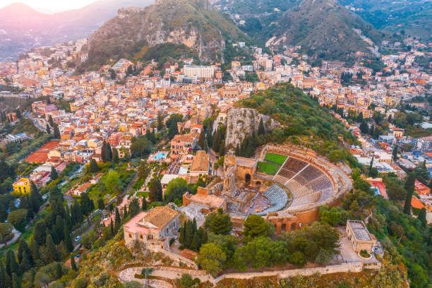 o teatro de taormina, amphitheater, arena é uma cidade na ilha de sicília, italy. vista aérea de acima no por do sol da noite. - sicily taormina mt etna italy - fotografias e filmes do acervo
