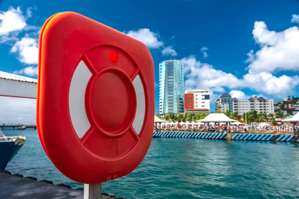 life preserver su quayside - life jacket life belt buoy float foto e immagini stock