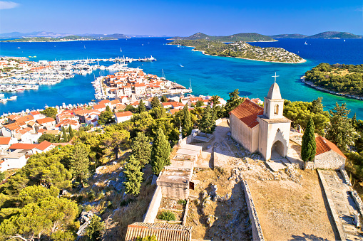 Ciudad dálmata de la iglesia de Tribunj en la colina y la increíble vista aérea del archipiélago de color turquesa photo