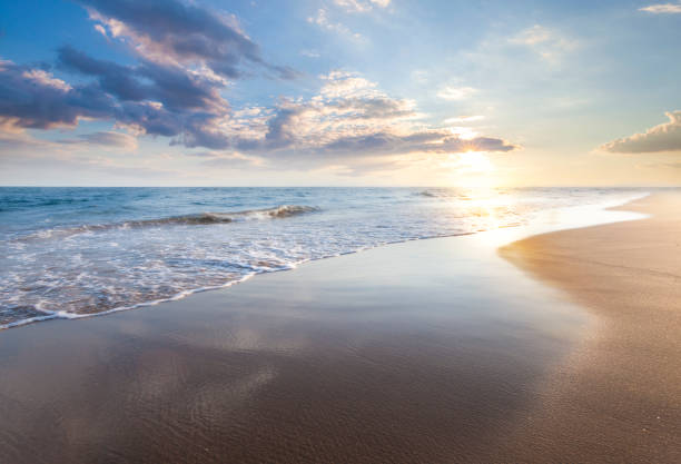 hermoso amanecer sobre el mar - playa fotografías e imágenes de stock
