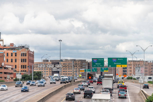 vista ad alto angolo dell'autostrada in città in estate con woodall rodgers freeway e traffico - waco foto e immagini stock