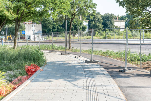 carretera de trabajo por delante barrera de construcción con valla protectora de metal en la reparación de la calle urbana en la ciudad - provisional posición descriptiva fotografías e imágenes de stock