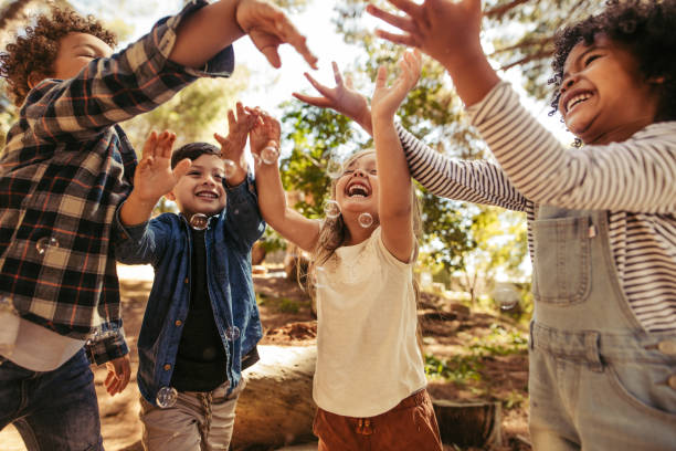 bambini che si divertono insieme - play foto e immagini stock