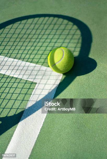 Foto de De Tênis e mais fotos de stock de Tênis - Esporte de Raquete - Tênis - Esporte de Raquete, Quadra esportiva, Raquete de Tênis