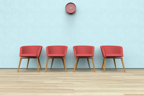 chaises et horloge dans une salle d'attente - waiting room doctors office empty nobody photos et images de collection