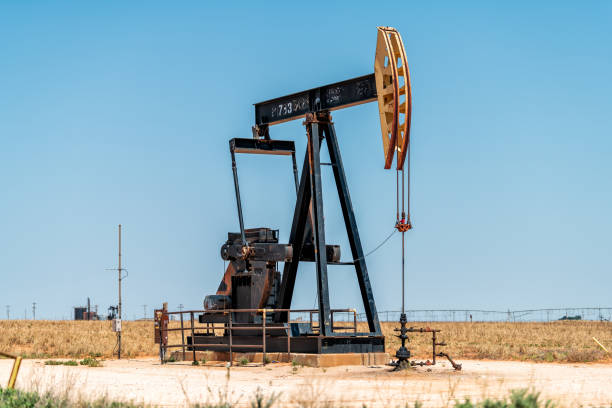 pumpjack su oilfields nelle praterie del texas con pompaggio macchina olio - oil pump oil industry prairie field foto e immagini stock