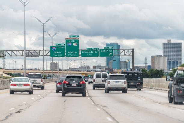 출퇴근 길에 많은 자동차와 출구 표지판텍사스에서 고속도로 도로 - highway overpass texas multiple lane highway 뉴스 사진 이미지