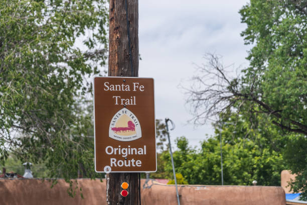 signe original historique d'itinéraire de sentier d'autoroute près de la ville - new mexico sign santa fe new mexico road trip photos et images de collection