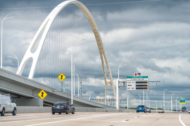 トムランドリー高速道路とマーガレットマクダーモット橋との交通と市内の高速道路 - highway overpass texas multiple lane highway ストックフォトと画像